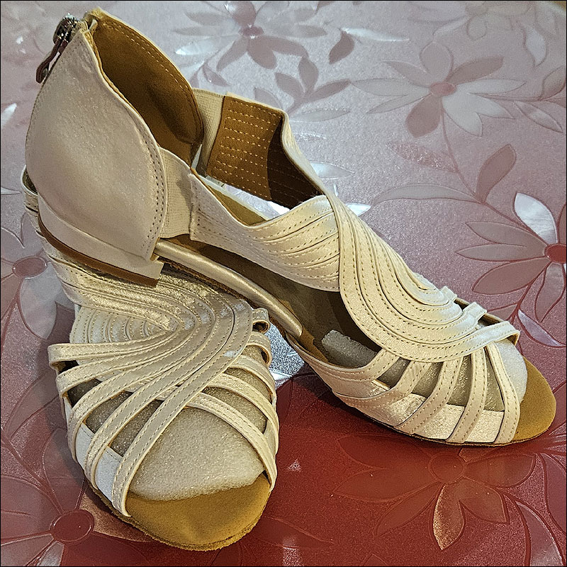 Ladies plain white dance sandal with 10mm zip-up heel